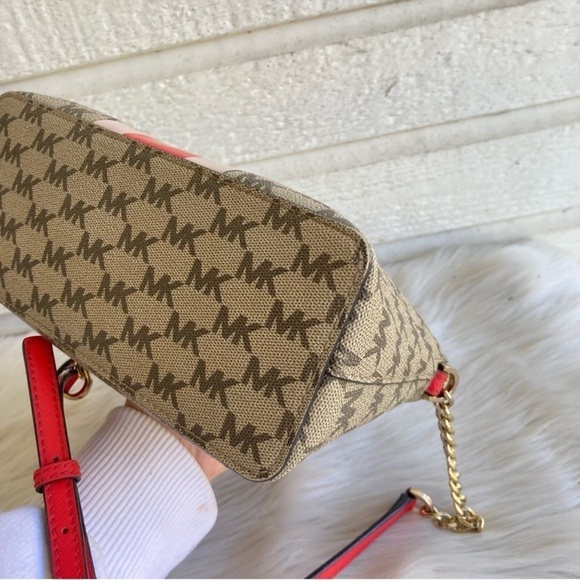 MICHAEL KORS Signature Red Stripe Dome
Crossbody Raven Bedford Jet Set - Picture 6 of 11